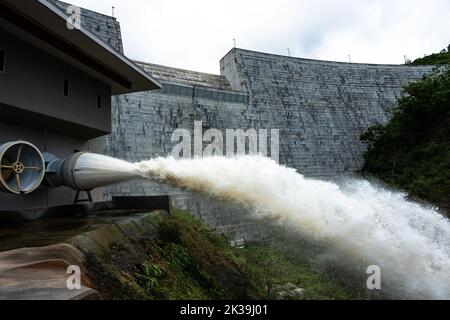 Ein Blick auf den Portugues Dam, Puerto Rico; nach Angaben des National-Zentrums für den Unwetter war die Insel von großen Regenmengen überschwemmt, von 12 bis 30 Zoll Regen. United States Army Corps of Engineers entwarf und baute die portugiesischen und Cerrillos Staudämme. Sie sind für die Eindämmung von Überschwemmungen in der Region von entscheidender Bedeutung. Die beiden Staudämme konnten während des Orkikans Fiona etwa 16.000 Hektar Wasser zusammenhalten, was der fast 16-fachen Befüllung der Plaza Del Caribe Mall entspricht. Dieses Wasservolumen hätte fast das gesamte Stadtgebiet flussabwärts überflutet Stockfoto