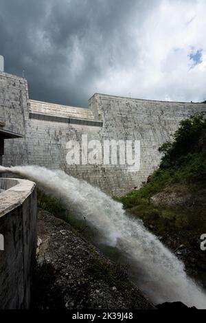 Der portugiesische Staudamm, Puerto Rico; nach Angaben des National-Zentrums für den Unwetter war die Insel von großen Niederschlägen überschwemmt, von 12 bis 30 Zoll Regen. United States Army Corps of Engineers entwarf und baute die portugiesischen und Cerrillos Staudämme. Sie sind für die Eindämmung von Überschwemmungen in der Region von entscheidender Bedeutung. Die beiden Staudämme konnten während des Orkikans Fiona etwa 16.000 Hektar Wasser zusammenhalten, was der fast 16-fachen Befüllung der Plaza Del Caribe Mall entspricht. Diese Wassermenge hätte fast das gesamte Stadtgebiet flutet, das stromabwärts der Staudämme liegt. Stockfoto