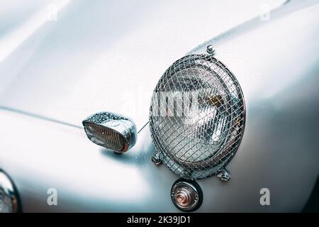 Schutzgitter an den Scheinwerfern eines Retro-Oldtimers zum Schutz vor Spänen und Steinen. Stockfoto