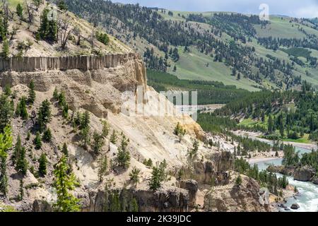 Interessante Landschaft in der Nähe des Calcit Springs Overlook, der Basaltsäulen und Felsformationen entlang des Yellowstone River im Yellowstone National P Stockfoto