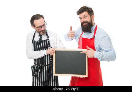 Partner feiern Start-up. Café und Restaurant Eröffnung. Catering-Geschäft. Willkommen an Bord. Menüplanung. Glückliches Chefteam im Vorfeld. Bärtige Männer Stockfoto