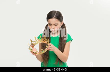 Preis des Thrones. Kind tragen goldene Krone Symbol der Prinzessin. Mädchen träumen Prinzessin werden. Lady niedliche kleine Prinzessin. Königliches Konzept. Kind Stockfoto