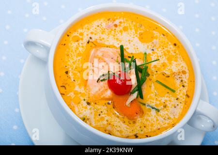 Lachssuppe mit Karotten und Kartoffeln in einer Schüssel servieren Stockfoto
