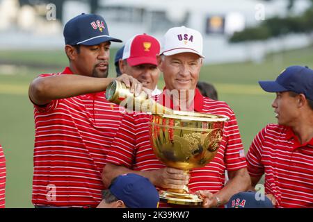 Charlotte, Usa. 25. September 2022. Tony Finau gießt Champagner in den President's Cup als US-Teamkapitän Davis Love III, nachdem die Vereinigten Staaten am Sonntag, dem 25. September 2022, in Charlotte, North Carolina, die Golfmeisterschaft des Präsidenten Cup gewonnen hatten. Foto von Nell Redmond/UPI Credit: UPI/Alamy Live News Stockfoto