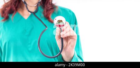 Kalifornisches nationales Gesundheitssystem, kalifornische Ärztin mit Stethoskop Stockfoto