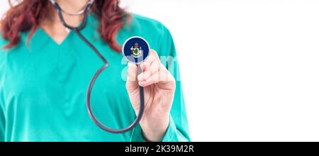 Maine nationales Gesundheitssystem, Maine weibliche Ärztin mit Stethoskop Stockfoto
