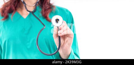 Massachusetts nationales Gesundheitssystem, Massachusetts Ärztin mit Stethoskop Stockfoto