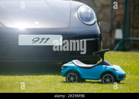 Coruna-Spanien.Spielzeugauto der Marke Porsche vor einem Porsche Carrera 911a Modellauto am 17. Juli 2022 in Einem Coruna Stockfoto