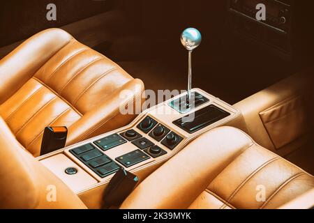 Der Schalthebel im Innenraum eines Luxuswagens mit Lederpolstersitzen Stockfoto