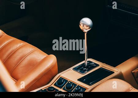Der Schalthebel im Innenraum eines Luxuswagens mit Lederpolstersitzen Stockfoto
