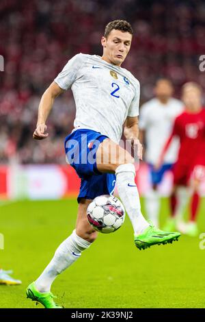 Kopenhagen, Dänemark. 25. September 2022. Benjamin Pavard (2) aus Frankreich beim UEFA Nations League-Spiel zwischen Dänemark und Frankreich im Park in Kopenhagen. (Foto: Gonzales Photo/Alamy Live News Stockfoto