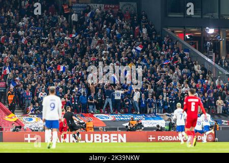 Kopenhagen, Dänemark. 25. September 2022. Fußballfans aus Frankreich, die während des Spiels der UEFA Nations League zwischen Dänemark und Frankreich im Kopenhagener Park auf der Auswärtsspiel-Sektion gesehen wurden. (Foto: Gonzales Photo/Alamy Live News Stockfoto