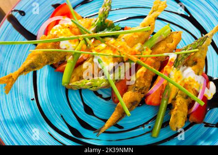 Zerschlagene Sprossen mit cremiger Ingwersoße, Tomaten, Balsamico Stockfoto