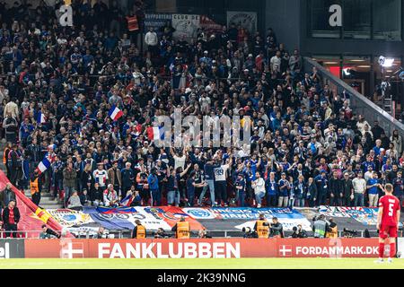 Kopenhagen, Dänemark. 25. September 2022. Fußballfans aus Frankreich, die während des Spiels der UEFA Nations League zwischen Dänemark und Frankreich im Kopenhagener Park auf der Auswärtsspiel-Sektion gesehen wurden. (Foto: Gonzales Photo/Alamy Live News Stockfoto