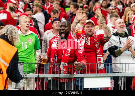 Kopenhagen, Dänemark. 25. September 2022. Fußballfans Dänemarks, die während des Spiels der UEFA Nations League zwischen Dänemark und Frankreich im Park in Kopenhagen auf den Tribünen zu sehen waren. (Foto: Gonzales Photo/Alamy Live News Stockfoto