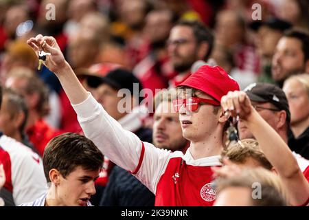 Kopenhagen, Dänemark. 25. September 2022. Fußballfans Dänemarks, die während des Spiels der UEFA Nations League zwischen Dänemark und Frankreich im Park in Kopenhagen auf den Tribünen zu sehen waren. (Foto: Gonzales Photo/Alamy Live News Stockfoto