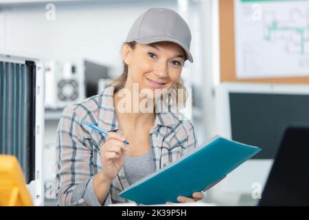 Porträt von professionellen Auto-Mechaniker mit Zwischenablage Stockfoto