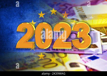 Jahr 2023, Flagge der Europäischen Union und Euro-Banknoten (Geld, Wirtschaft, Unternehmen, Finanzen, Inflation, Krise) Stockfoto