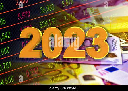 Jahr 2023, Bargeld Euro-Banknoten und Aktienmarkt-Indikator-Board (Geld, Wirtschaft, Unternehmen, Finanzen, Inflation, Krise) Stockfoto