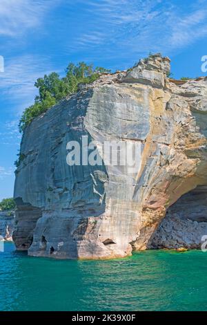 Glatter Sandstein auf einem entlegenen Lakeshore am Lake Superior im Pictured Rocks National Lakeshore in Michigan Stockfoto