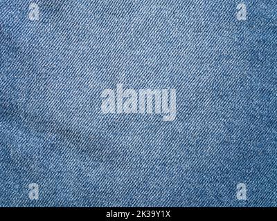 Denim-Stoff-Textur eines Stoffes. Leerer Hintergrund eines textilen Materials. Bekleidungsteil in Nahaufnahme. Abstrakter Hintergrund aus gewebten Fasern. Stockfoto