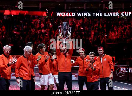 London, Großbritannien. 26. September 2022. Team World feiert die Trophäenzeremonie nach dem Gewinn des Laver Cup Tennisturniers zwischen Team World und Team Europe in London, Großbritannien, am 26. September 2022. Kredit: Li Ying/Xinhua/Alamy Live Nachrichten Stockfoto