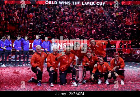 London, Großbritannien. 26. September 2022. Team World Pose mit der Trophäe nach dem Gewinn des Laver Cup Tennisturniers zwischen Team World und Team Europe in London, Großbritannien, am 26. September 2022. Kredit: Li Ying/Xinhua/Alamy Live Nachrichten Stockfoto