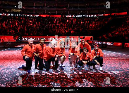 London, Großbritannien. 26. September 2022. Team World Pose mit der Trophäe nach dem Gewinn des Laver Cup Tennisturniers zwischen Team World und Team Europe in London, Großbritannien, am 26. September 2022. Kredit: Li Ying/Xinhua/Alamy Live Nachrichten Stockfoto