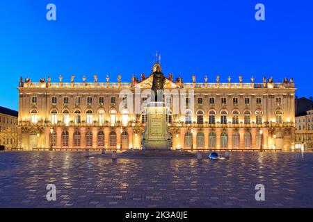 Statue von Stanislaus I., König von Polen und Großherzog von Litauen vor dem Rathaus am Place Stanislas in Nancy (Meurthe-et-Moselle), Frankreich Stockfoto