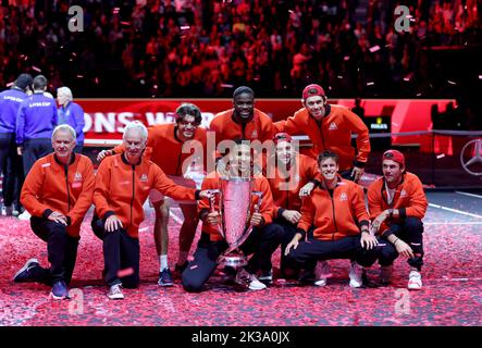 London, Großbritannien. 26. September 2022. Team World Pose mit der Trophäe nach dem Gewinn des Laver Cup Tennisturniers zwischen Team World und Team Europe in London, Großbritannien, am 26. September 2022. Kredit: Li Ying/Xinhua/Alamy Live Nachrichten Stockfoto