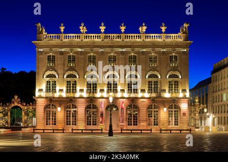 Das Opernhaus (ehemals Bischofspalast) im klassischen und Jugendstil am Place Stanislas in Nancy (Meruthe-et-Moselle), Frankreich Stockfoto