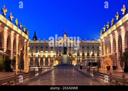 Statue von Stanislaus I., König von Polen und Großherzog von Litauen vor dem Rathaus am Place Stanislas in Nancy (Meurthe-et-Moselle), Frankreich Stockfoto