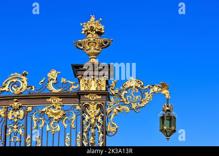 Nahaufnahme der vergoldeten Dekorationen an einem der schmiedeeisernen Tore mit Laterne am Place Stanislas in Nancy (Meurthe-et-Moselle), Frankreich Stockfoto