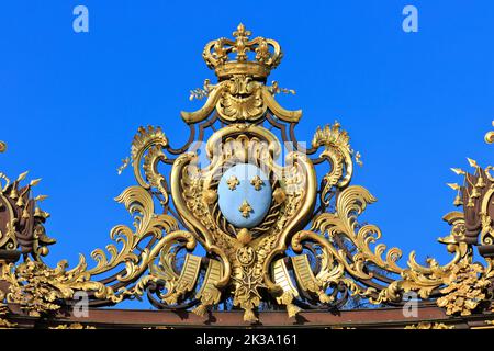 Das Wappen des französischen Königs Ludwig XV. Am schmiedeeisernen Tor des Neptunbrunnens am Place Stanislas in Nancy (Meurthe-et-Moselle), Frankreich Stockfoto