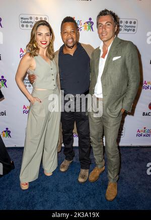 Miami, Vereinigte Staaten Von Amerika. 24. September 2022. MIAMI, FL - SEP 24: Michelle Galban, Actor Cuba Gooding, Jr und Fabian Basabe werden während der „Amigos for Kids“ Miami Celebrity Dominos Night am 24. September 2022 in Miami, Florida, zu sehen sein. (Foto von Alberto E. Tamargo/Sipa USA) Quelle: SIPA USA/Alamy Live News Stockfoto