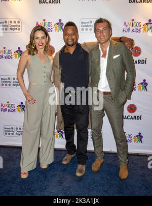 Miami, Vereinigte Staaten Von Amerika. 24. September 2022. MIAMI, FL - SEP 24: Michelle Galban, Actor Cuba Gooding, Jr und Fabian Basabe werden während der „Amigos for Kids“ Miami Celebrity Dominos Night am 24. September 2022 in Miami, Florida, zu sehen sein. (Foto von Alberto E. Tamargo/Sipa USA) Quelle: SIPA USA/Alamy Live News Stockfoto