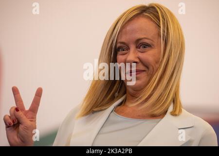 Rom, Italien. 26. September 2022. Die Vorsitzende der italienischen rechtsextremen Partei "Fratelli d'Italia" (Brüder von Italien) Giorgia Meloni reagiert auf eine Pressekonferenz im Wahlbüro ihrer Partei. Meloni und ihre Partei der Nationalistischen Brüder Italiens waren nach ersten Projektionen die klaren Gewinner. Quelle: Oliver Weiken/dpa/Alamy Live News Stockfoto