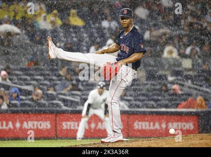 Bronx, Usa. 25. September 2022. Regen fällt, als der Boston Red Sox Startkannen Brayan Bello nach einer Auszeit reagiert, als er am Sonntag, den 25. September 2022, im Inning von 6. gegen die New York Yankees im Yankee Stadium in New York City beginnt, ein Spielfeld zu liefern. Foto von John Angelillo/UPI Credit: UPI/Alamy Live News Stockfoto