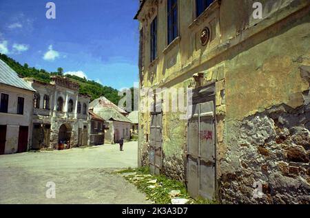 Roșia Montana, Kreis Alba, Rumänien, ca. 1999. Außenansicht eines historischen Hauses in Verfall. Stockfoto