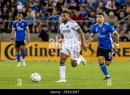 24. September 2022 Palo Alto, CA USA Los Angeles Mittelfeldspieler Samuel Grandsir (11) schießt den Ball während des MLS-Spiels zwischen LA Galaxy und den Erdbeben in San Jose auf das Tor. Galaxy besiegte die Erdbeben 3-2 im Stanford Stadium Palo Alto Calif. Thurman James/CSM Stockfoto