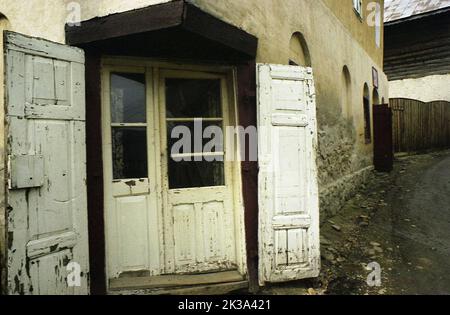 Roșia Montana, Kreis Alba, Rumänien, ca. 1999. Holztüren zu einem alten Gebäude im Dorf. Stockfoto