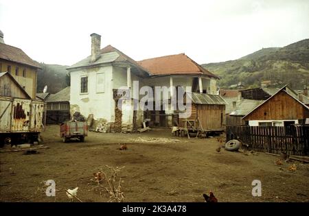 Roșia Montana, Kreis Alba, Rumänien, ca. 1999. Altes Gehöft, mit einem schönen großen Haus in schlechtem Zustand und verschiedenen Nebengebäuden. Stockfoto