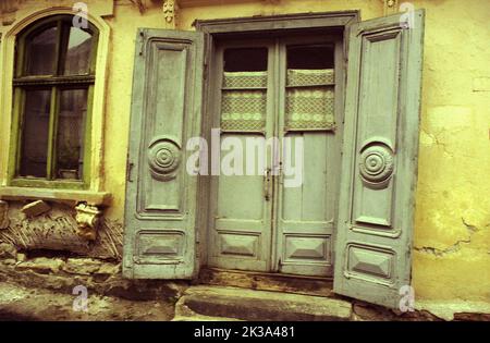 Roșia Montana, Kreis Alba, Rumänien, ca. 1999. Holztüren zu einem alten Gebäude im Dorf. Stockfoto