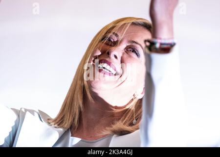 Rom, Italien. 26. September 2022. Die Vorsitzende der italienischen rechtsextremen Partei "Fratelli d'Italia" (Brüder von Italien) Giorgia Meloni reagiert auf eine Pressekonferenz im Wahlbüro ihrer Partei. Meloni und ihre Partei der Nationalistischen Brüder Italiens waren nach ersten Projektionen die klaren Gewinner. Quelle: Oliver Weiken/dpa/Alamy Live News Stockfoto