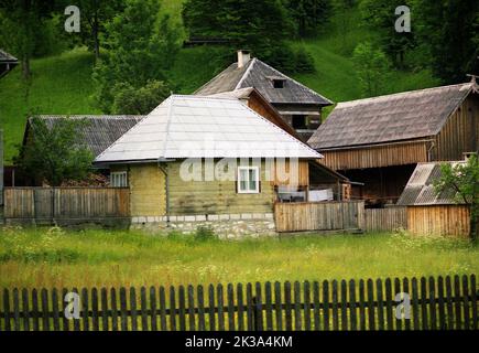 Gemeinde Horea, Kreis Alba, Rumänien, ca. 1999. Traditionelle Holzhäuser in den Bergen. Bauernhof mit verschiedenen Nebengebäuden. Stockfoto