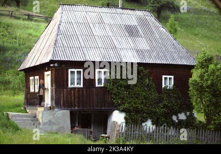 Gemeinde Horea, Kreis Alba, Rumänien, ca. 1999. Frau, die ein traditionelles Holzhaus in den Bergen betreten hat. Stockfoto