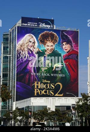 Los Angeles, California, USA 25.. September 2022 Ein allgemeiner Blick auf die Atmosphäre von Disney Hocus Pocus 2 Billboard mit Bette Midler, Sarah Jessica Parker und Kathy Najimy am Sunset Blvd am 25. September 2022 in Los Angeles, Kalifornien, USA. Foto von Barry King/Alamy Stockfoto Stockfoto