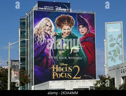 Los Angeles, California, USA 25.. September 2022 Ein allgemeiner Blick auf die Atmosphäre von Disney Hocus Pocus 2 Billboard mit Bette Midler, Sarah Jessica Parker und Kathy Najimy am Sunset Blvd am 25. September 2022 in Los Angeles, Kalifornien, USA. Foto von Barry King/Alamy Stockfoto Stockfoto