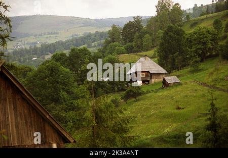 Gemeinde Horea, Kreis Alba, Rumänien, ca. 1999. Traditionelles Holzhaus mit Holzdach in den Bergen. Stockfoto