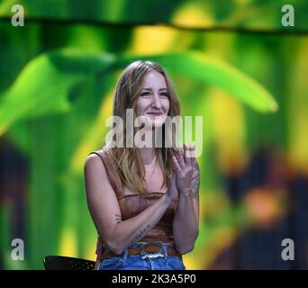 24. September 2022, Raleigh, North Carolina, USA: MARGO PRICE unterhält die Leute von Farm Aid 2022 im Coastal Credit Union Music Park in Raleigh, North Carolina, am 24. September 2022..Foto Â©Jeff Moore (Kreditbild: © Jeff Moore/ZUMA Press Wire) Stockfoto